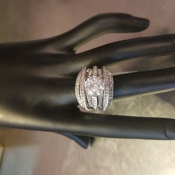 Sz 9.75/10 ladies Very Blingy dinner ring.  NOT HALLMARKED. EUC. CZ & Silvertone - Picture 5 of 5